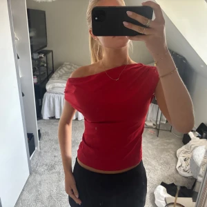 Röd offshoulder topp - Säljer en fin röd oneshoulder topp från Gina Tricot som aldrig andvänts 💞