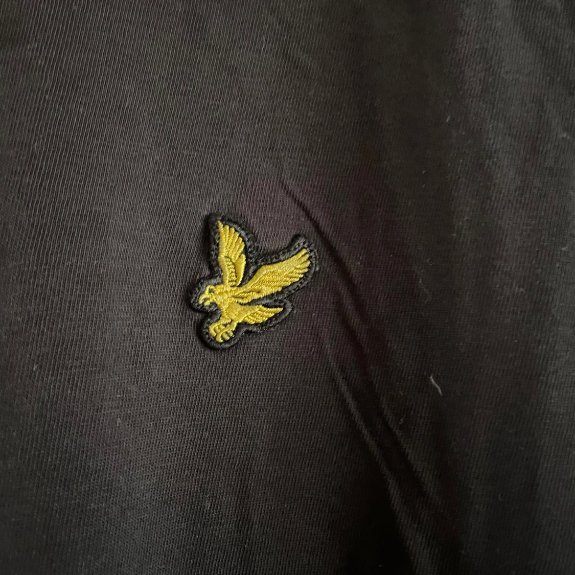 Svart t-shirt från Lyle & Scott - 1