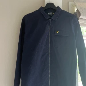 Overshirt - Snygg overshirt från Lyle & Scott, i storlek 14/15 motsvarar ungefär storlek small