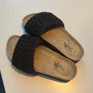 Sommar tofflor - Säljer dessa söta tofflor som är perfekt nu till sommaren❣️Använda ett fåtal gånger. Storlek 37. Priset kan diskuteras då de är lite solblekta.