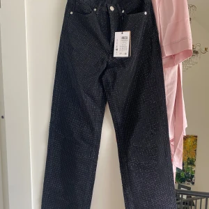 Glittriga jeans  - Helt nya med lappen kvar, aldrig använt, raka i modellen 