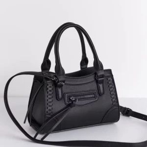 Svart handväska från Ginatricot💕 - Super snygg slutsåld svart handväska från Ginatricot. Säljer då den inte kommer till lika mycket användning som förut. Väskan har använts ganska ofta vilket resulterat till att insidan av ena handtaget blivit slitet (se näst sista bilden) men inget man tänker på när den används😍 Väskan kostar ny 400kr men säljer för 200kr. (Det långa bandet kommer inte med)