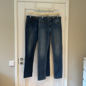 2 stycken Cubus jeans straight fit (mörkblå,blå) - Två par Cubus jeans i blå denim med snyggt slitna detaljer. Modellen har rak passform, fem fickor och normal midja. Perfekta för dig som gillar en tidlös look med bekväm känsla. Jeans i bomull med lätt stretch för extra komfort.