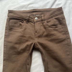 Bruna bootcut jeansbyxor - Snygga low waist bruna bootcut jeans. Säljer dom på grund av att dom inte har kommit till avdelning ❤️EUR 32