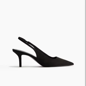 Svarta slingbacks hm - Svarta slingbacks från hm med spetsig tå i mocka, helt nya med lappen kvar!!