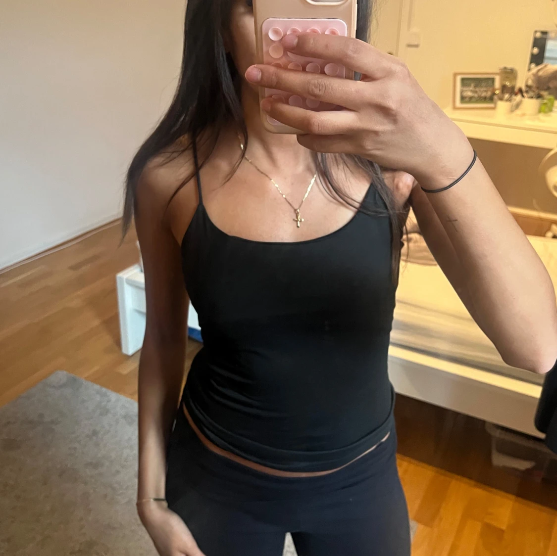 Svart linnetopp med smala axelband - 1