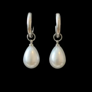 Silverörhängen med droppformade pärlor - Stilrena örhängen i silver med droppformade vita pärlor som hänger från små ringar. Perfekta för dig som gillar klassiska smycken med en elegant touch. Passar till både enkla och mer uppklädda outfits.