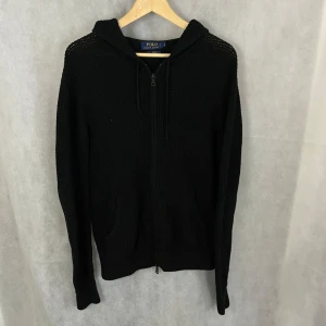 Ralph Lauren stickad hoodie - Riktigt soft stickad zip hoodie av Ralph Lauren: storlek S. Modellen är 185, riktigt fint skick. En av lapparna i nacken har lossnat lite, inget märkvärdigt.