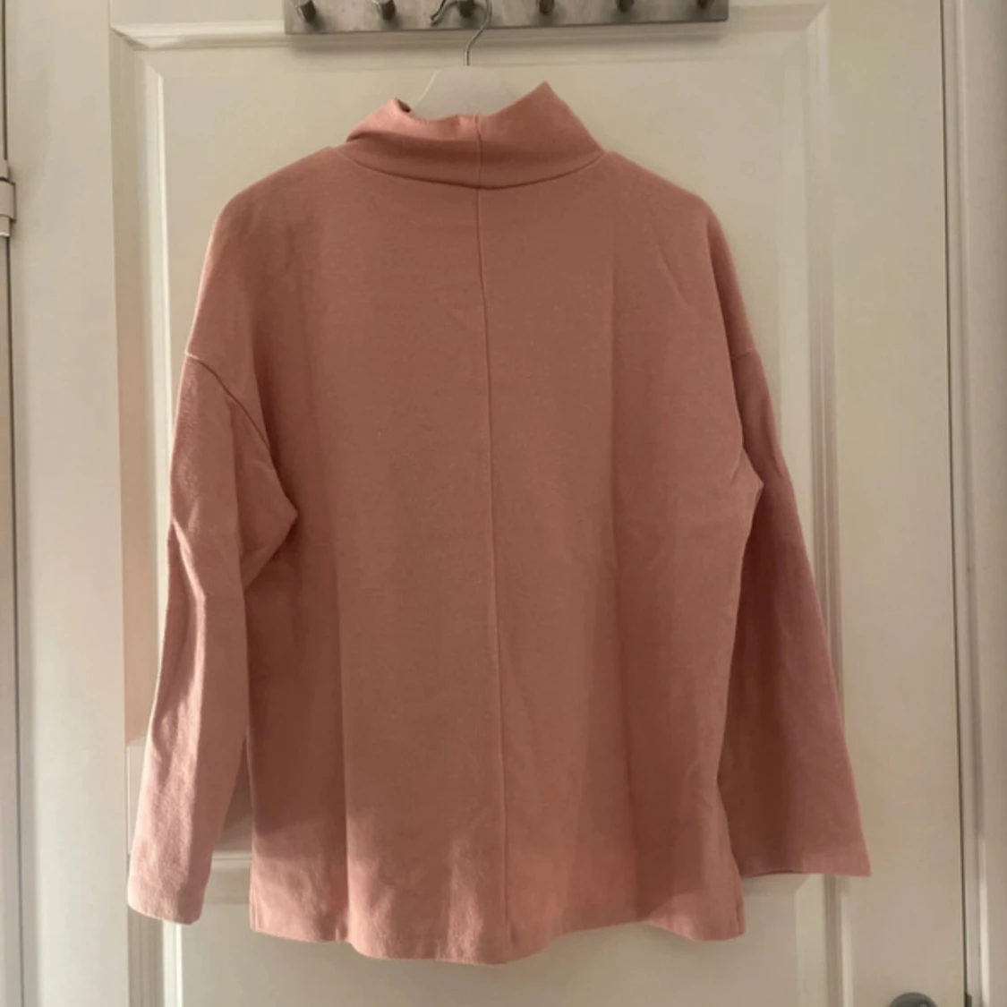 Ljusrosa polotröja med loose fit - 1