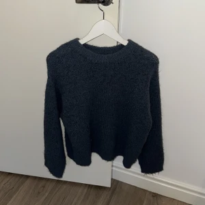 Blå stickad tröja Gina Tricot XS - Mysig blå stickad tröja från Gina Tricot i storlek XS. Tröjan har en enkel, rak passform med rund halsringning och långa ärmar. Perfekt för lager-på-lager och chill höst- eller vinterstil. Lite balongärmar