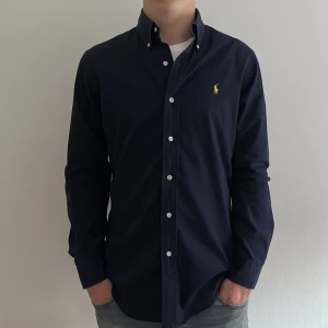 Ralph Lauren Skjorta - - Condition: 9/10 - Color: Navy Blue - Size: S - Retail price: 1749 SEK