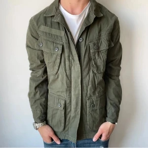 Olivgrön overshirt - Extremt snygg field overshirt/jacka från Superdry | Strl - S | Skick - 9/10 || Pris ej hugget i sten, för ytterligare frågor är det bara att skriva! 