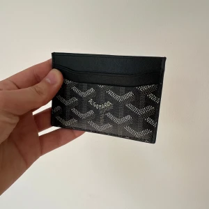 Svart Goyaard korthållare - Svart korthållare i nytt skick ( har aldrig används), kommer med etikett och låda. Skriv gärna om du har frågor eller andra funderingar! 