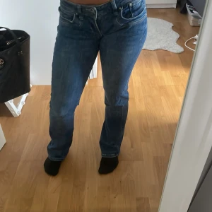 Blå bootcut jeans  - Ganska lågmidjade LTB jeans i strl W27 L32 passar mig bra som vanligtvis har 34/36 i byxor lite slitningar där nere men inget man ser direkt