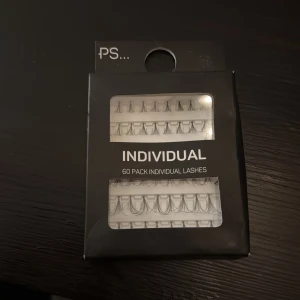 Individuella lösögonfransar PS... - Säljer ett paket med 60 individuella lösögonfransar från PS... Perfekt för att bygga upp din egen look, från naturligt till dramatiskt. Fransarna är svarta och kommer i olika längder för att anpassas efter önskemål. 