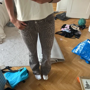 Leopardmönstrade bootcut jeans från Nelly - Säljer dessa populära och eftertraktade leopardjeansen från Nelly! Jättesnygga och sköna! Endast använda ett fåtal gånger och inga defekter🩷