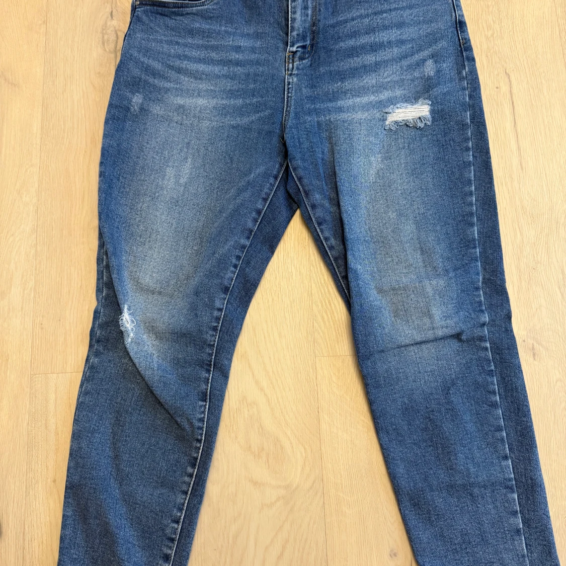 Blå skinny jeans med slitningar