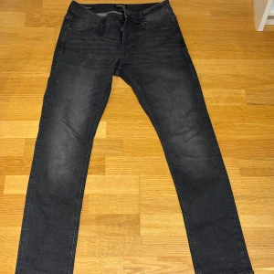 Svarta slim jeans Jack & Jones - Snygga svarta jeans från Jack & Jones i modellen Slim/Glenn. Jeansen har en slim passform och är tillverkade i stretchig bomull. Hör av dig vid frågor!