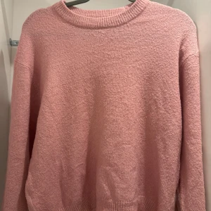 Rosa stickad tröja från lager 157 - Söt rosa stickad tröja med rund halsringning och långa ärmar. Tunnare material, passar perfekt till hösten!💖
