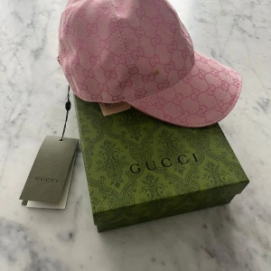 Rosa Gucci keps - Resellar denna rosa guccikeps. Den är oanvänd och kommer i originalbox. Har ingen aning vilken storlek men kan gissa mellan M och L