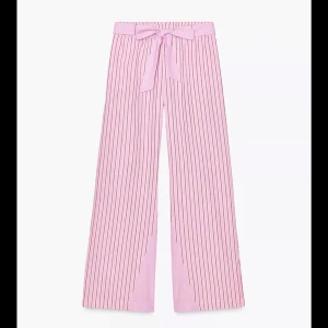 Rosa randiga byxor zara  - Säljer ett par rosa randiga byxor från zara i storlek S, aldrig använda, endast testade så de är i nyskick. Säljer även en matchande topp till. Både toppen och byxorna är slutsålda på hemsidan. Köpta för :399kr💓