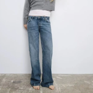 Blå wide jeans low waist strl 38 - Säljer dessa trendiga jeans från Zara som är helt slutsålda i denna färgen🥰jeansen är helt nya och aldrig använda då jag köpte två storlekar och den andra passade mig bättre💕denna modellen är full längd. Nypris 559