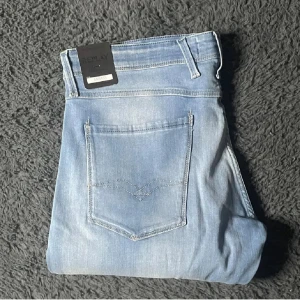 Nya Replay Anbass jeans  - Helt nya Replay jeans! Börja följ!!Tyvärr kan jag inte skicka bild när jag själv bär plagget då jag för det första ofta inte kan ha storlekarna jag säljer och för det andra skulle det bli alldeles för mycket jobb när jag säljer så mycket, så jag rekommenderar att man kikar måtten på sista bilden heller googlar på modellnamnet för att se passformen :) längd 97cm midja 47cm benvidd 17cm
