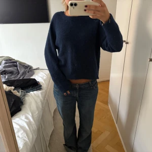 Mörkblå stickad tröja - Stickad tröja från Samsøe Samsøe, näst intill oanvänd 💞 säljs inte längre med nypriset var ca 1500kr