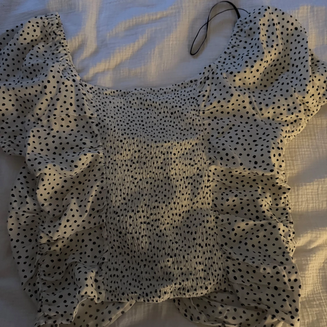 Prickig blus med puffärm och snörning - 2