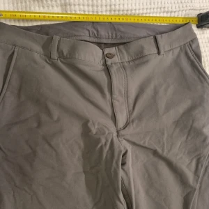 Byxor Under armour  - Byxor med fickor. Se bilder för mått. Se gärna även mina andra annonser och skapa bundles. 