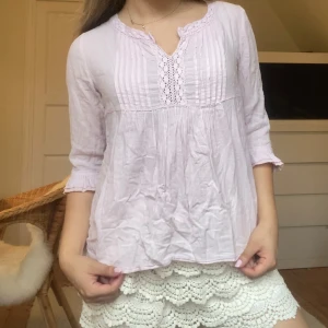 Trekvartsärmad blus - Jätte fin ljusrosa trekvartsärmad blus från Kappahl i barnstorlek 152. Passar dock xxs/xs. Köpt för några år sedan och finns därför inte kvar. Jätte bra skick fortfarande. 