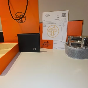 H bälte  - Herm bälte med plånbok box och kvitto intresserad->dm