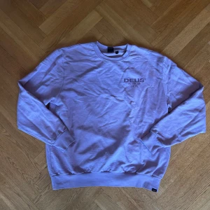Lila Sweatshirt DEUS Medical - Ljuslila Sweatshirt från DEUS Medical  Storlek XL passar M-XL  Tryck på ryggen, Inga Flaws 👕