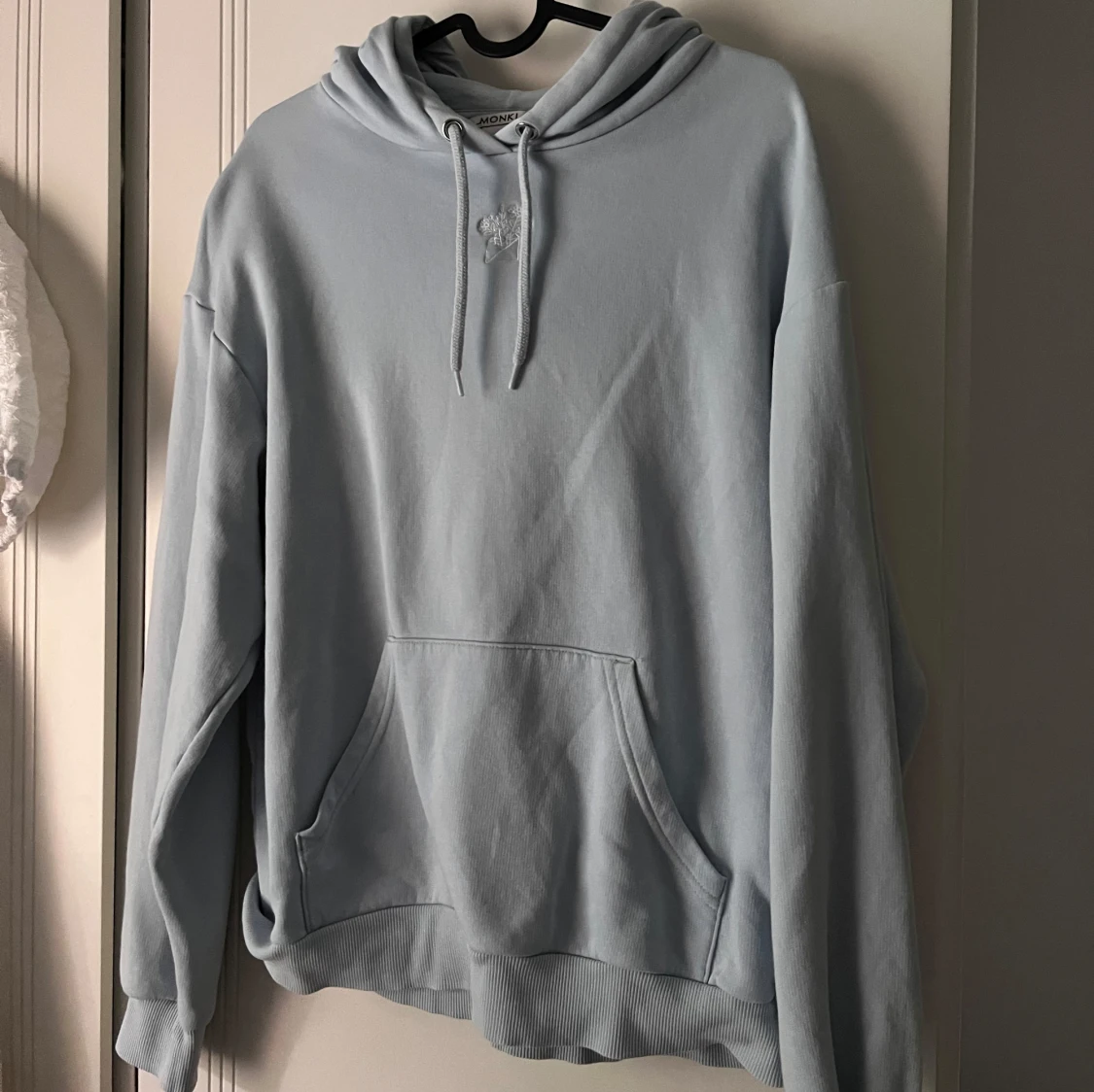 Ljusblå hoodie från Monki - 2