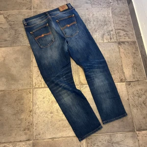 Nudie LeanDean - Tjena! Säljer dessa sjukt snygga nudie jeansen i modellen LeanDean, jeansen är i storlek W33/L32 men passar L30 då dom är förkortade till cirka 100cm, hör av dig vid funderingar!💯