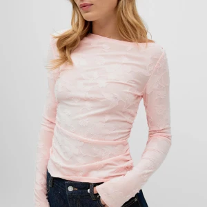 Rosa topp - Rosa topp från Gina Tricot med blomdetaljer. Använd 1 gång och är i nyskick! Kolla gärna in mina andra annonser, har lagt upp massa nytt och jag ger rabatt vid köp av flera varor!