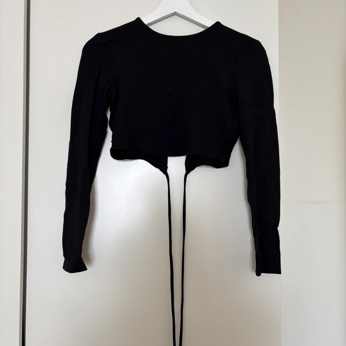 Svart croppad topp från NA-KD