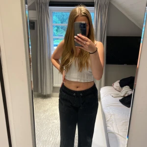 Svarta mjukisbyxor med snörning från lager 157 - Svarta mjukisbyxor med resår och snörning i midjan. Byxorna har raka ben, stora fickor framtill och är gjorda i mjukt bomullstyg. 