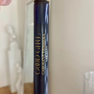 Good Girl parfym från Carolina Herrera 10 ml rollerball - Good Girl från Carolina Herrera i en smal, mörkblå glasflaska med guldfärgad text och lock. Parfymen har en elegant och modern design som känns lyxig och trendig. Perfekt att ha med i väskan för en fräsch doft när som helst. Använd till strecket 