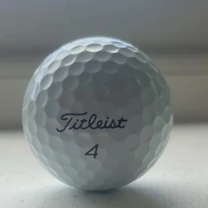 Titleist golfbollar pro v1 12st A-B klass - Bilderna visar 12 st  golfbollar av märket Titleist, modell Pro V1. Dessa golfbollar är populära bland golfare på alla nivåer och är kända för sin höga kvalitet och prestanda. Perfekt för dig som vill ta ditt golfspel till nästa nivå.   Golfbollarna är i bra format och är helt spelbara och är billiga A-B klass
