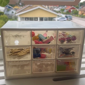 Mixade örhänge- och smyckesdelar -      ALLT = 100kr.  10-15 Belocker = 40kr.  2 Belocker = 10kr. HÖR AV DIG OM DU VILL VETA MER. Säljer ett stort kit med smyckesdelar, bland annat örhängehängen i guld och silver, färgglada hängen som popcorn, Oreo och bär, samt detaljerade masker i metall. Perfekt för dig som vill skapa egna unika smycken med roliga former och färger.