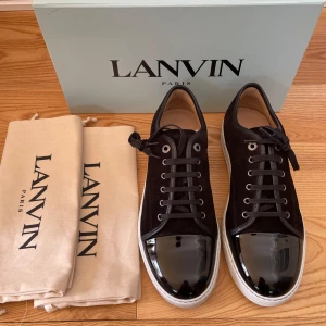 Lanvin skor(helt nya) - Hej! Säljer nu dessa sjukt snygga Lanvin skor. Skorna är helt nya och köpta från Care of Carls! Vi rekommenderar att gå ner en storlek. Har allt og. Nypris ligger på 5300kr 