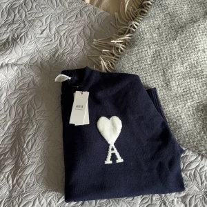 Ami paris sweatshirt  - Säljer min helt nya marinblåa ami Paris sweatshirt för ett bra pris! Beställde hem den för ett tag sen och har inte riktigt hunnit kolla så mycket på den men nu när jag testa den märkte jag att den inte passade så försöker sälja så snabbt de går. Skriv om du har frågor eller så!