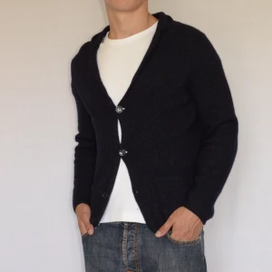 Massimo Dutti stickad kavaj  - MASSIMO DUTTI STICKAD KAVAJ  Storlek : M  Passform : Normal  Användning : Kavajen är i ett väldigt fint skick  Nypris : Cirka 2500SEK