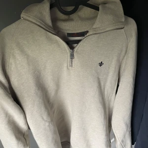 Beige half zip tröja från Morris - Snygg beige tröja från Morris, använd väldigt sällan och går för runt 1700 ny. Säljer för 499. 
