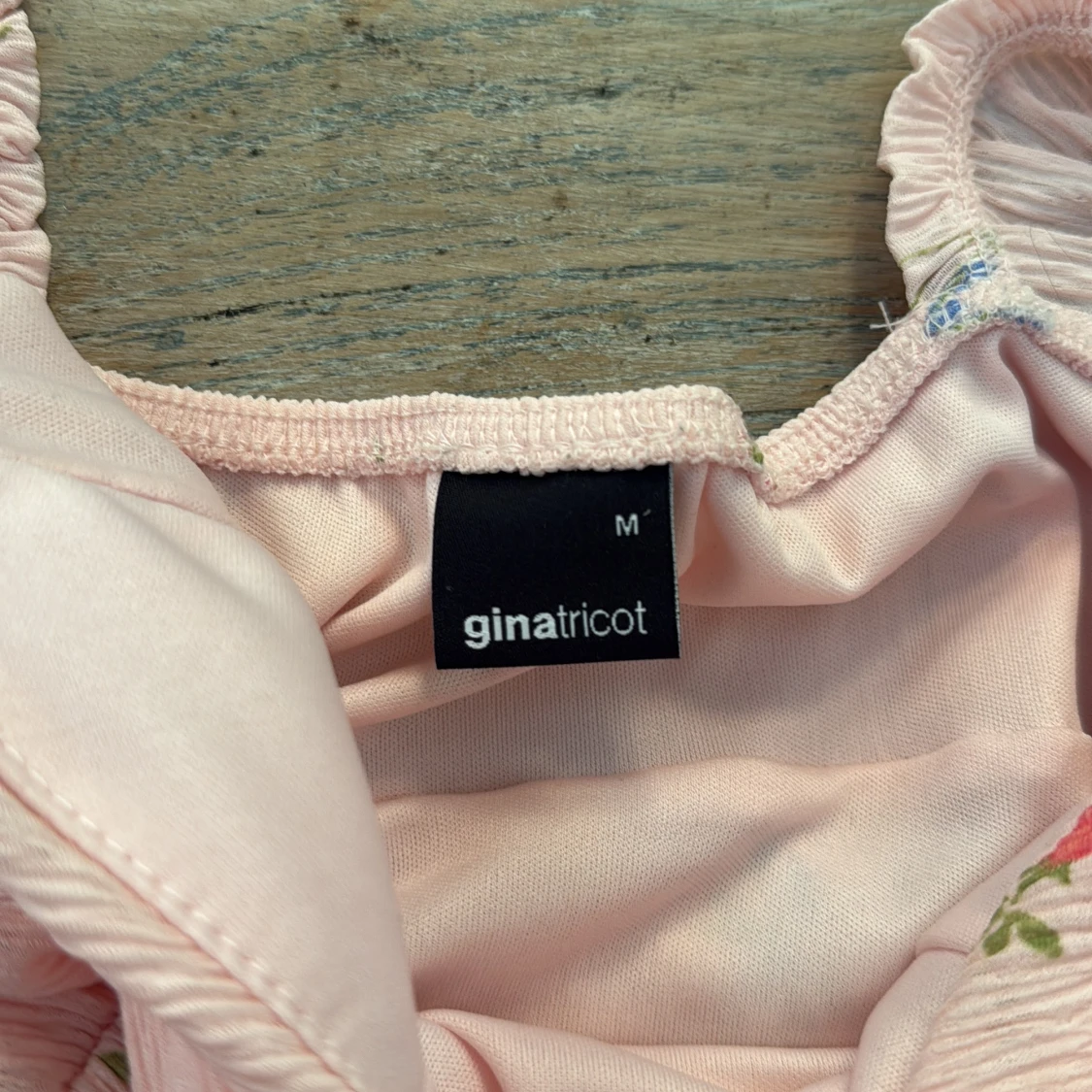 Rosa blommig kortklänning Gina Tricot - 2