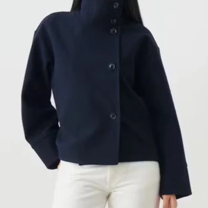 Kappa från Gina  - Använd fåtal gånger så fortfarande i mycket bra skick. Inga defekter. Säljer eftersom den inte kommer till användning💓