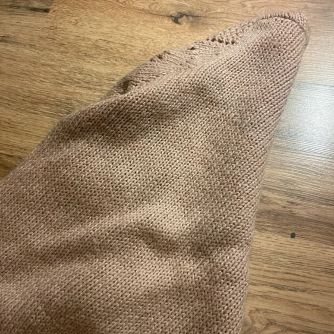 Beige stickad tröja med hålmönster - 3