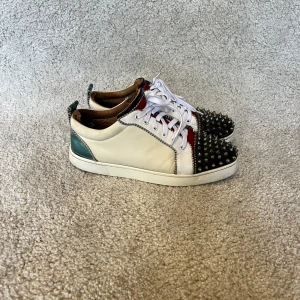 Christian Louboutins - Säljer nu mina unika Louboutins, skorna har definitivt haft sina bättre dar men dem har fortfarande mycket kvar att erbjuda, en spik saknas. Solklart äkta och är köpta från vestiare collective