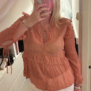 Rosa Zara blus  - En tunn o luftigt topp från Zara med knyt detaljer i en mörkare rosa/coral färg! 🌺